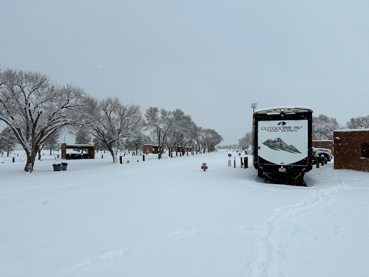 Outdoors RV Mountain Trail 29TRX toy hauler