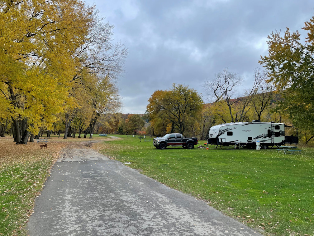 Ford F-350 towing Outdoors RV Mountain Trail 29TRX toy hauler